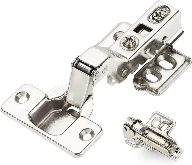 Como regular dobradiça de porta e de armário desalinhada