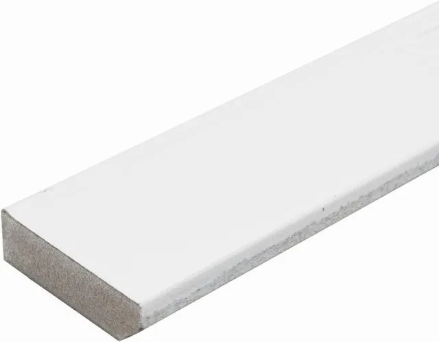Kit com cinco barras de rodapé de MDF branco